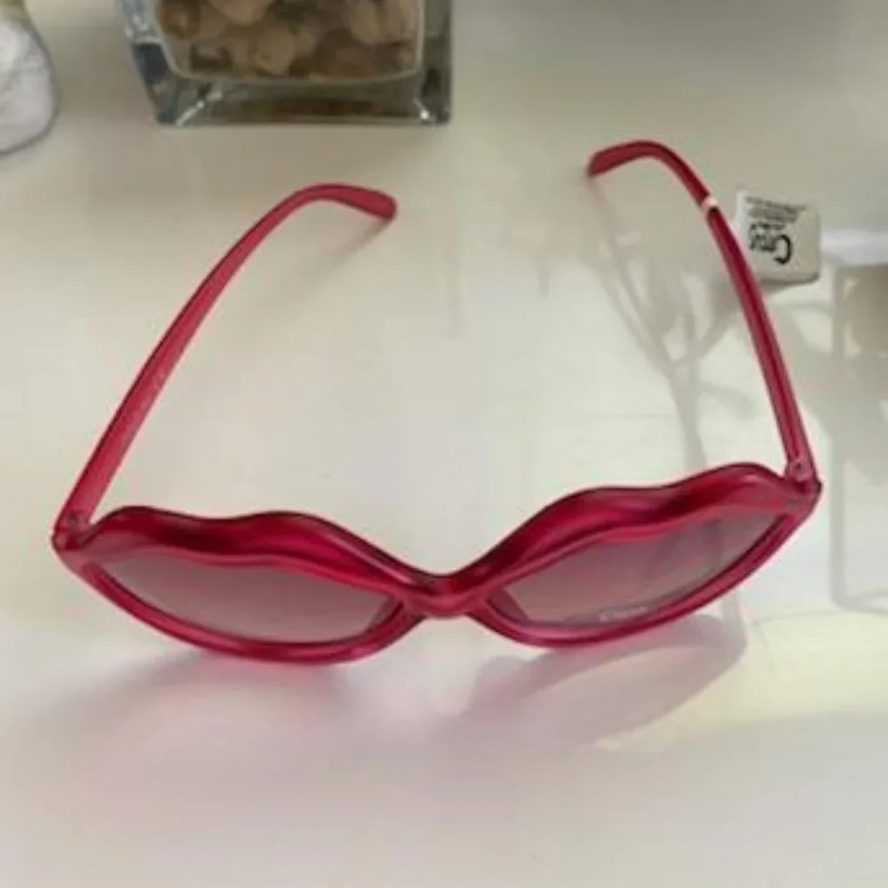 Circus by Sam Edelman Lip Sunglasses